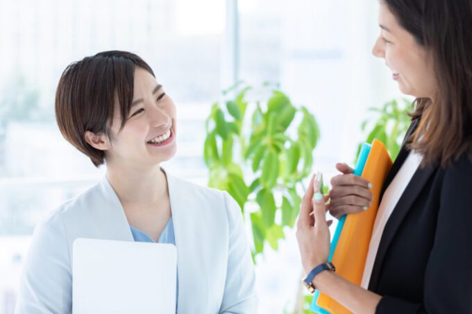 笑顔で話をする女性