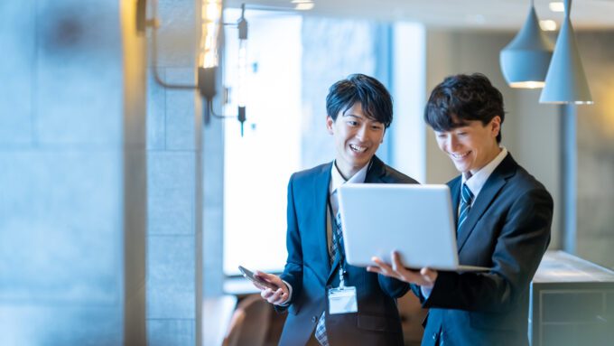 相談する男性